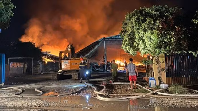 Ngọn lửa bùng phát, các lực lượng và người dân tích cực chữa cháy.