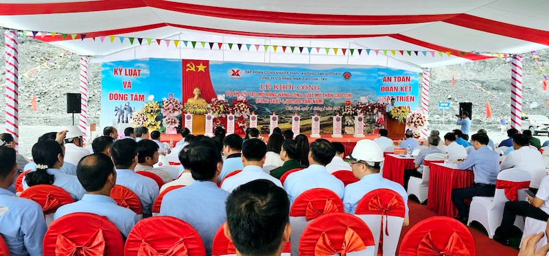 Quang cảnh lễ khởi công cải tạo mở rộng nâng công suất mỏ than Cao Sơn.