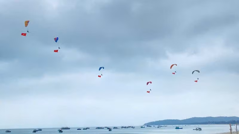 Các chiếc dù bay bay lượn giữa biển trời Đông Bắc.