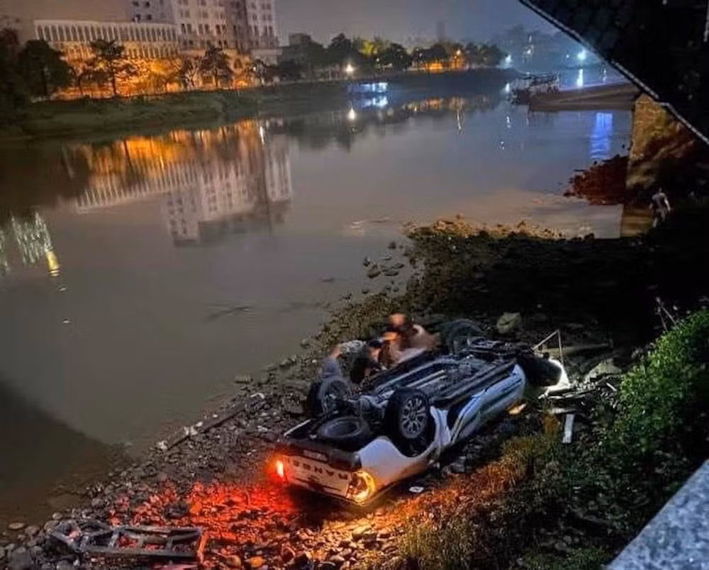 Xe bán tải lật ngửa, biến dạng sau va chạm. (Ảnh: internet)