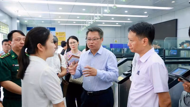 Lãnh đạo thành phố Móng Cái và thành phố Đông Hưng khảo sát tại khu vực cửa khẩu Bắc Luân I, Bắc Luân II phía Trung Quốc.