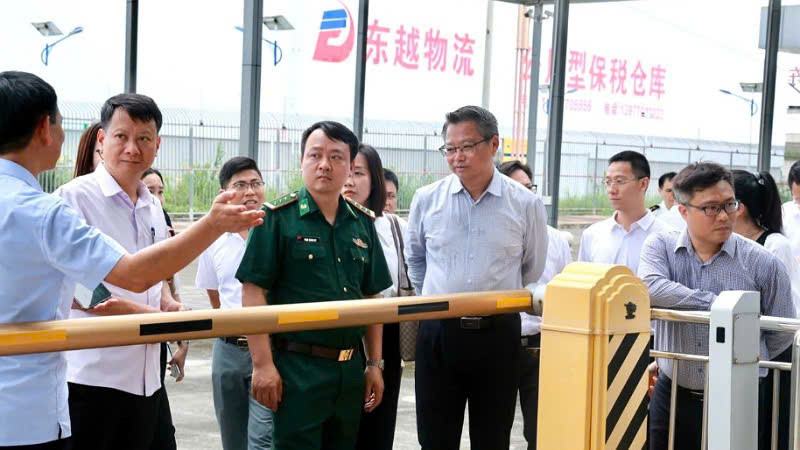 Lãnh đạo thành phố Móng Cái (Việt Nam) và Đông Hưng (Trung Quốc) khảo sát tại khu vực cửa khẩu phía Đông Hưng, Trung Quốc.
