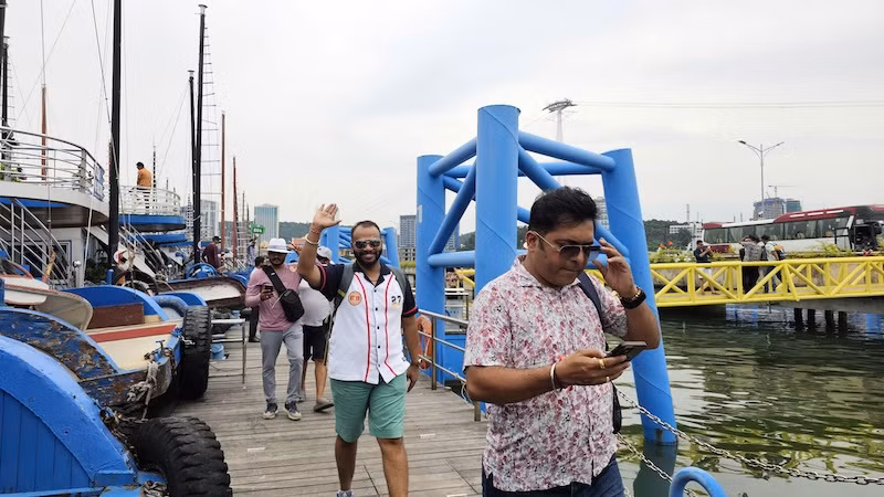 Các du khách Ấn Độ di chuyển xuống tàu để tham quan vịnh Hạ Long trong sáng ngày 29/8. Các du khách Ấn Độ di chuyển xuống tàu để tham quan vịnh Hạ Long trong sáng ngày 29/8.