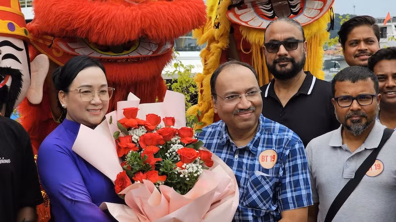 Lãnh đạo Sở Du lịch Quảng Ninh tặng hoa chúc mừng Đoàn du khách đến từ Ấn Độ. Lãnh đạo Sở Du lịch Quảng Ninh tặng hoa chúc mừng Đoàn du khách đến từ Ấn Độ.