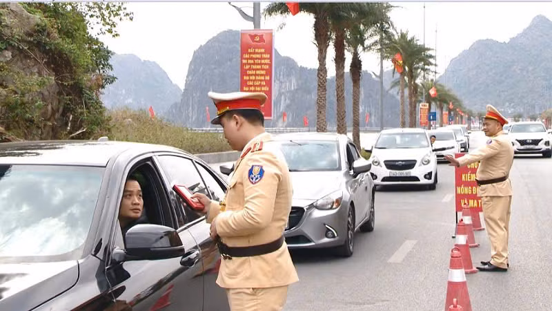 Lực lượng Cảnh sát giao thông tăng cường kiểm tra, xử lý vi phạm về nồng độ cồn khi điều khiển phương tiện.