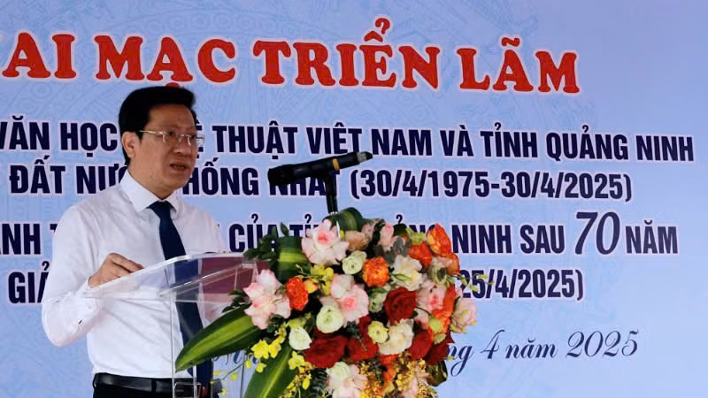 Giám đốc Sở Văn hóa, Thể thao và Du lịch Quảng Ninh Nguyễn Việt Dũng phát biểu khai mạc Triển lãm.