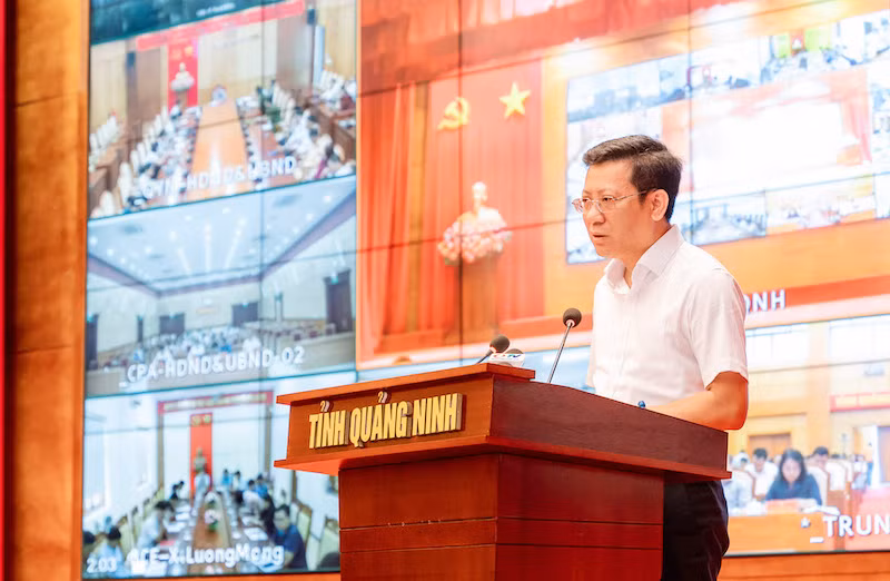 Bí thư, Chủ tịch Ủy ban nhân dân huyện Cô Tô Nguyễn Việt Dũng phát biểu tại hội nghị.