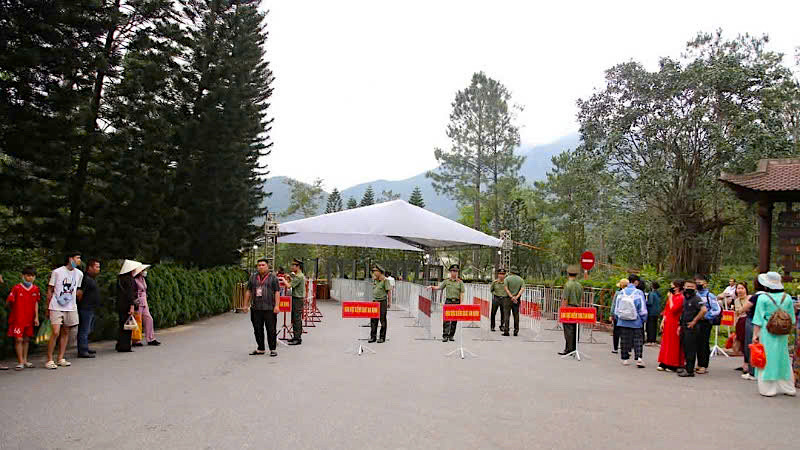 An ninh trật tự được siết chặt ngay từ ngoài cổng dẫn lên Cung Trúc Lâm Yên Tử. An ninh trật tự được siết chặt ngay từ ngoài cổng dẫn lên Cung Trúc Lâm Yên Tử.