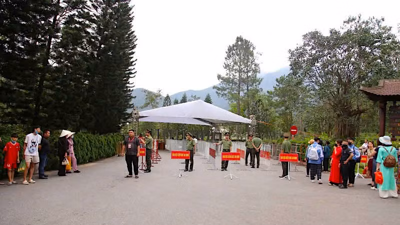 An ninh trật tự được siết chặt ngay từ ngoài cổng dẫn lên Cung Trúc Lâm Yên Tử.
