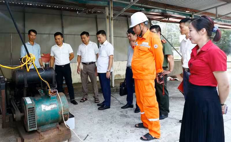 Các lực lượng chức năng và ngành điện kiểm tra các thiết bị máy nổ phát điện bảo đảm cung cấp điện phục vụ cho kỳ thi tốt nghiệp Trung học phổ thông thành công.