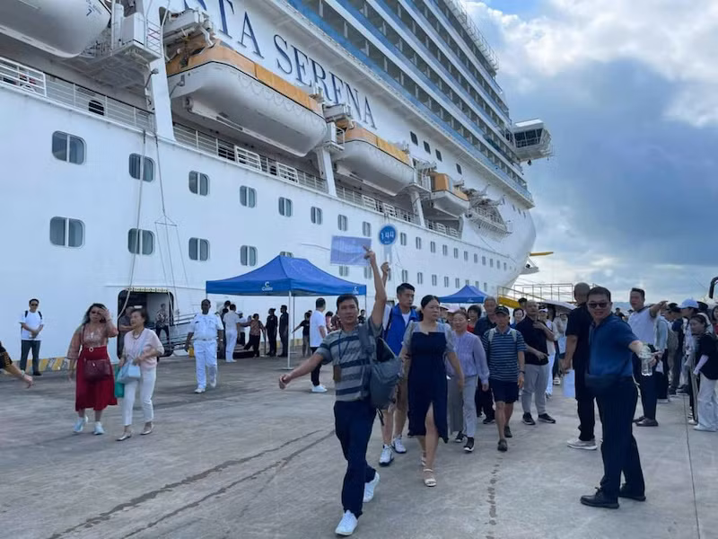 Du khách lên bờ tham quan, trải nghiệm các điểm văn hóa, ẩm thực của thành phố Hạ Long, Quảng Ninh.