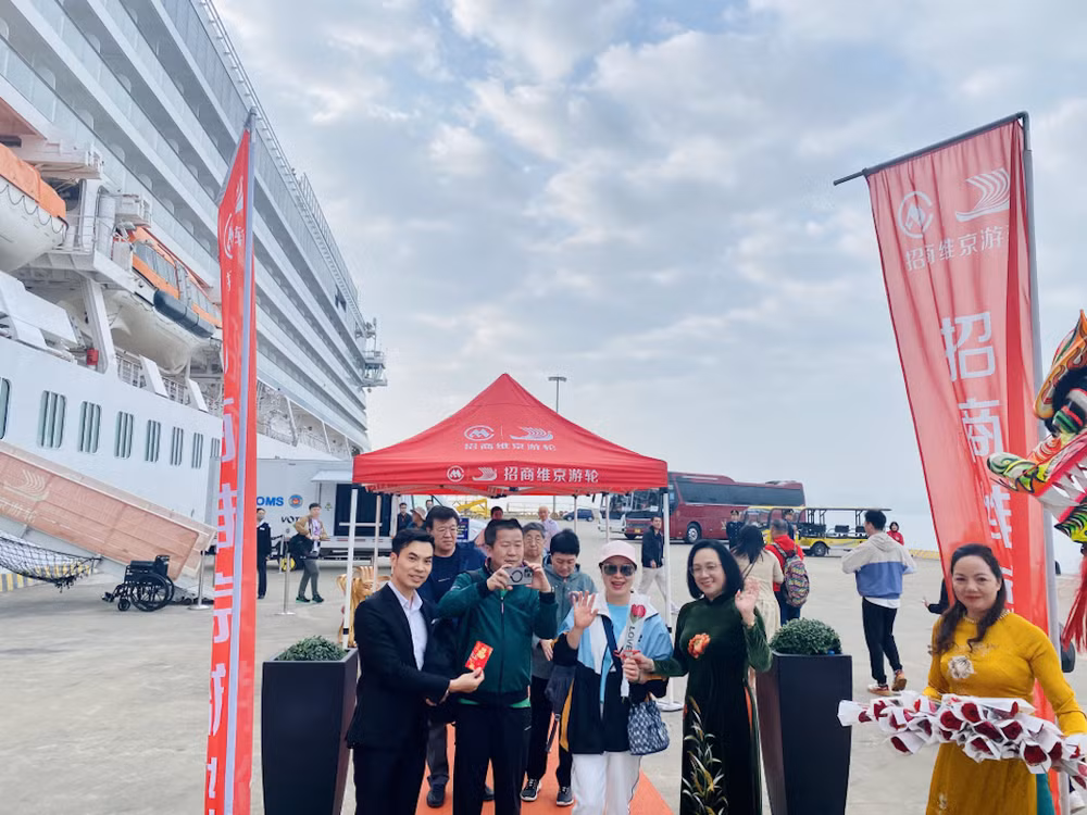 Lãnh đạo Sở du lịch Quảng Ninh và cảng tàu khách quốc tế Hạ Long chào mừng các du khách đến Hạ Long bằng đường biển trong ngày đầu của năm mới 2024.