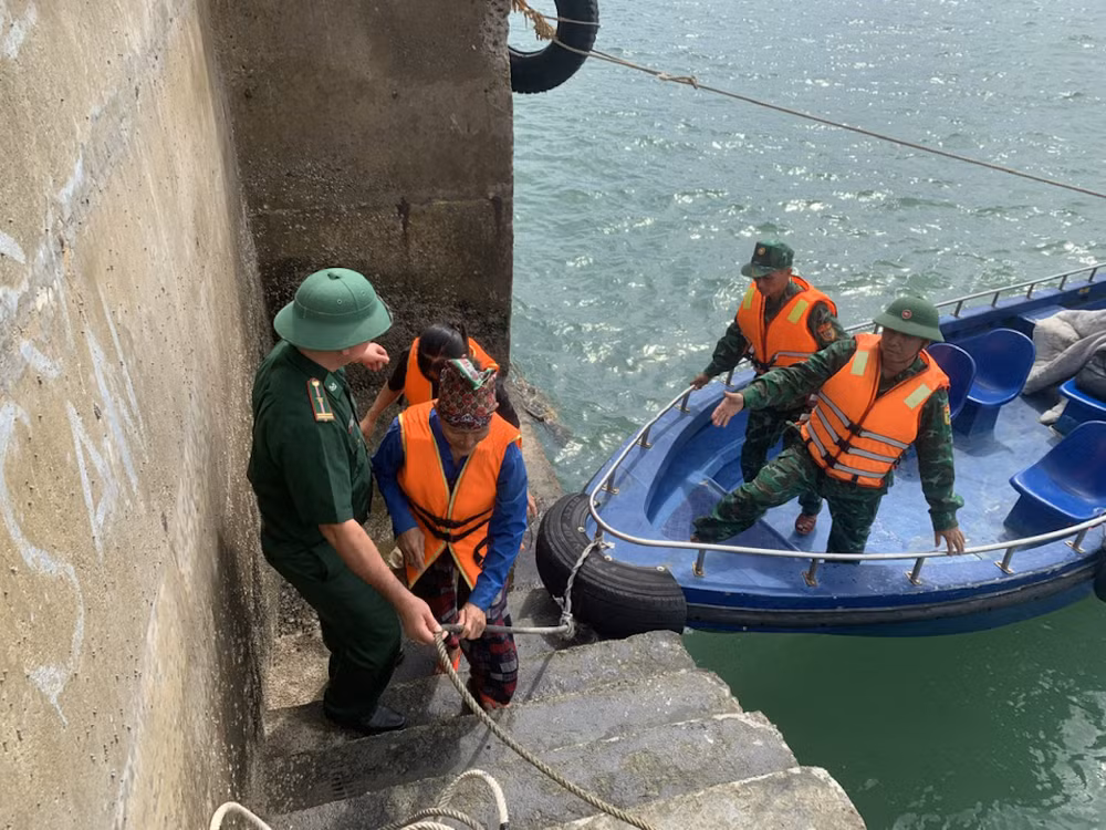 Các ngư dân được Bộ đội Biên phòng đảo Trần cứu hộ thành công và đưa vào bờ an toàn.