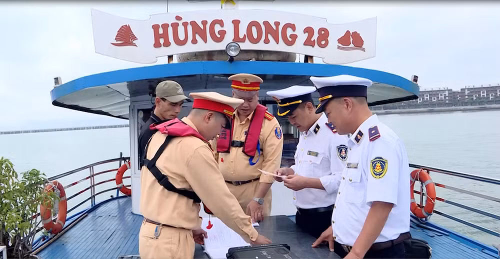 Cảnh sát giao thông phối hợp với Cảng vụ đường thủy nội địa tăng cường kiểm tra các phương tiện đường thủy đưa khách du lịch tham quan Vịnh Hạ Long.