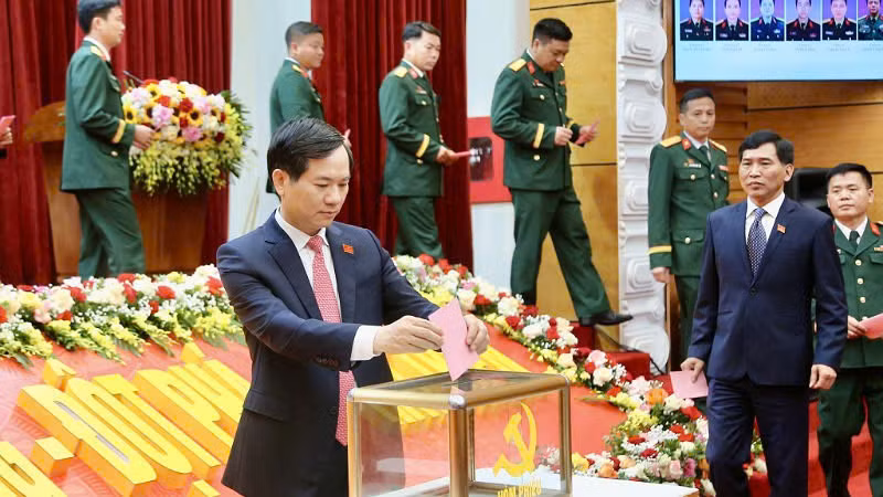 Các đại biểu bỏ phiếu bầu Ban Chấp hành Đảng bộ Quân sự thành phố nhiệm kỳ 2025-2030.