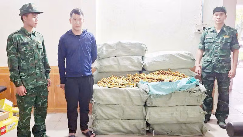 Đối tượng Nguyễn Văn Hướng và hơn 500kg xúc xích không rõ nguồn gốc.