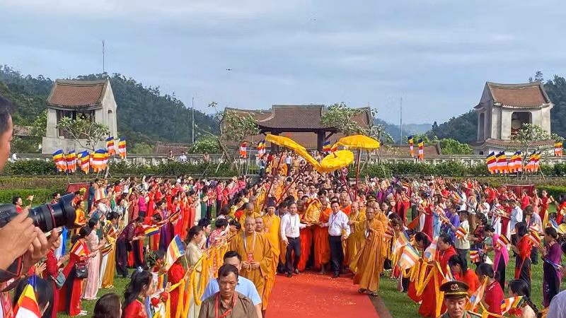 Lễ cung rước xá lợi Đức Phật vào Cung Trúc Lâm Yên Tử.