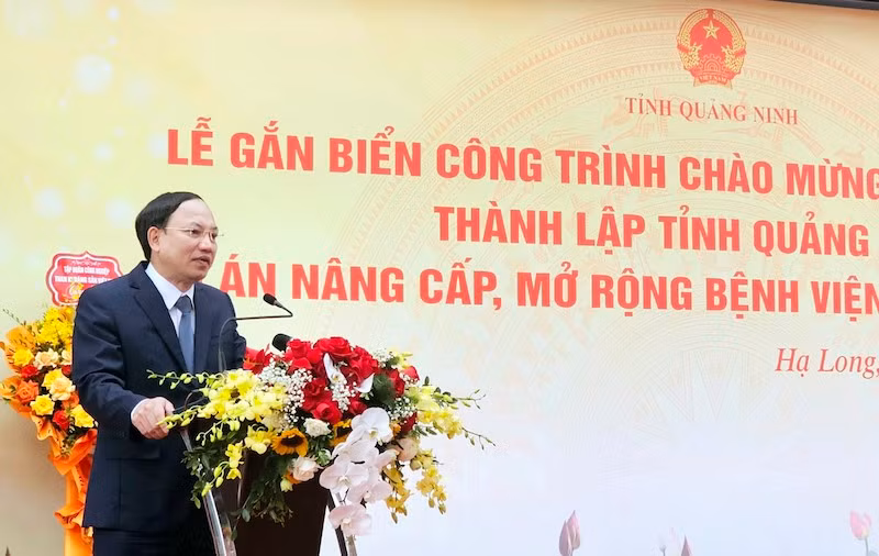 Bí thư Tỉnh ủy Quảng Ninh phát biểu tại buổi lễ gắn biển công trình Bệnh viện Phổi Quảng Ninh.