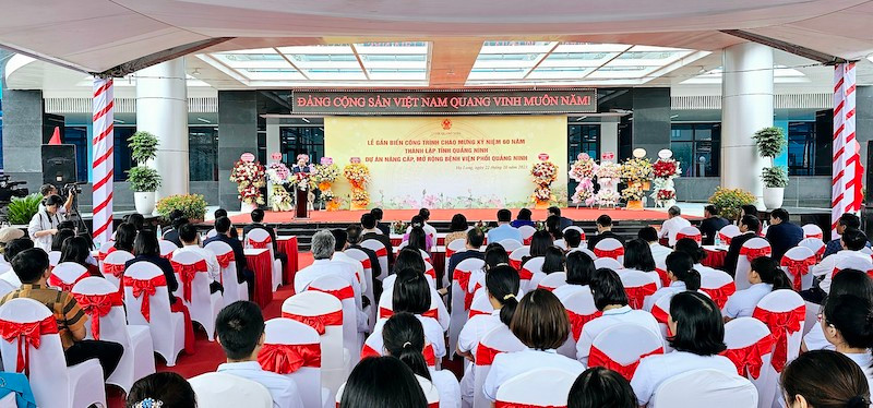 Quang cảnh buổi lễ gắn biển công trình Bệnh viện Phổi Quảng Ninh chào mừng 60 năm thành lập tỉnh.