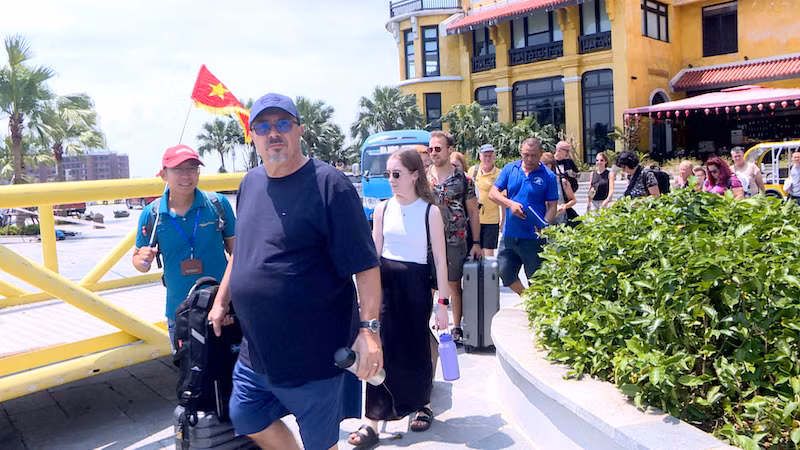 Du khách quốc tế xuống tàu tham quan Vịnh Hạ Long.