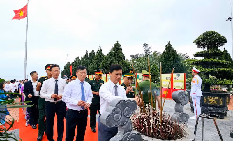 Các đại biểu dâng hương.