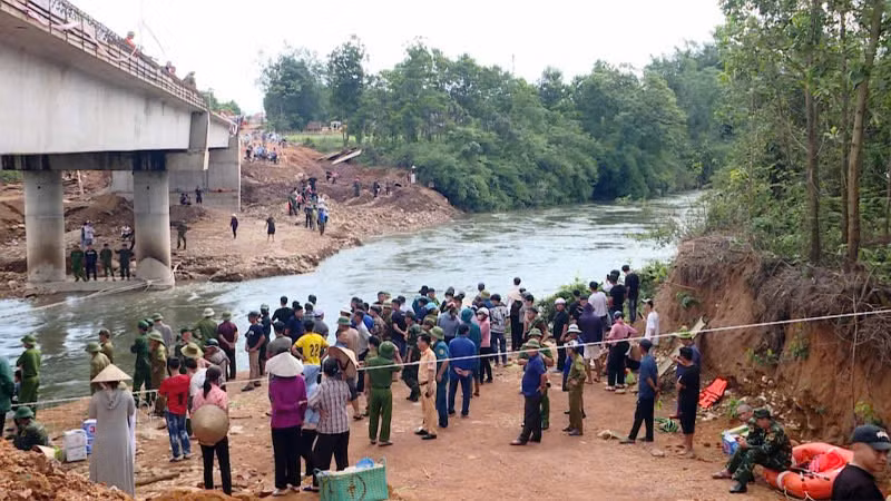 Các lực lượng chức năng triển khai công tác tìm kiếm cứu nạn các em học sinh bị lũ cuốn ở Hải Hà, Quảng Ninh.