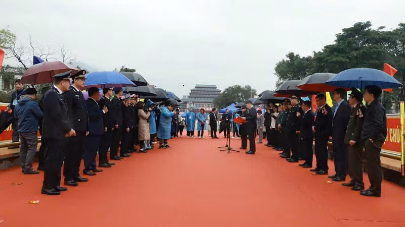 Quang cảnh buổi lễ thông quan xuất nhập cảnh cho khách du lịch và cư dân biên giới qua cặp cửa khẩu Hoành Mô (Việt Nam)-Động Trung (Trung Quốc).