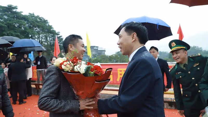 Lãnh đạo Ủy ban nhân dân huyện Bình Liêu tặng hoa chúc mừng lãnh đạo chính quyền nhân dân khu Phòng Thành (Trung Quốc).