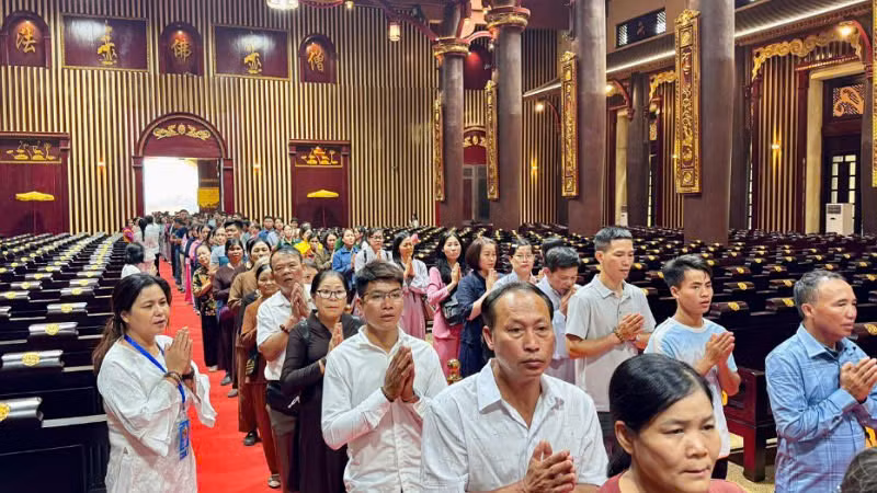 Nhân dân và du khách thập phương chiêm bái xá lợi Đức Phật tại Cung Trúc Lâm Yên Tử.