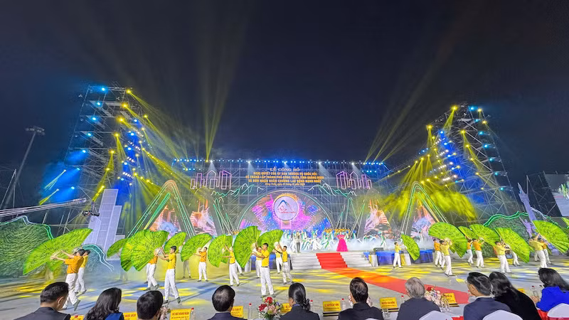 Chương trình nghệ thuật đặc sắc tại Lễ Công bố Nghị quyết của Ủy ban Thường vụ Quốc hội về thành lập thành phố Đông Triều và đón nhận Huân chương Lao động hạng Nhất.