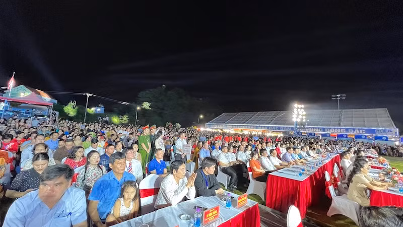 Các đại biểu và đông đảo người dân dự lễ khai mạc Tuần Văn hoá các dân tộc tỉnh Quảng Ninh lần thứ 4, năm 2023.