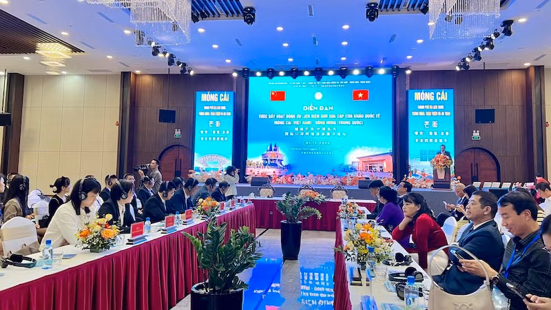 Quang cảnh Diễn đàn thúc đẩy hoạt động du lịch biên giới qua cặp cửa khẩu quốc tế Móng Cái-Đông Hưng.