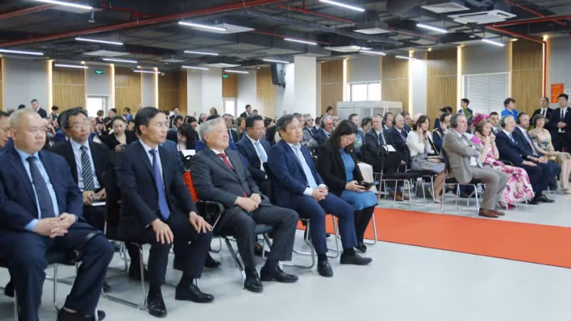 Các đại biểu nghe giới thiệu về các tiềm năng, thế mạnh của tỉnh Quảng Ninh và nhà đầu tư giới thiệu về Tổ hợp văn phòng Dịch vụ Khu công nghiệp Bắc Tiền Phong. Các đại biểu nghe giới thiệu về các tiềm năng, thế mạnh của tỉnh Quảng Ninh và nhà đầu tư giới thiệu về Tổ hợp văn phòng Dịch vụ Khu công nghiệp Bắc Tiền Phong.