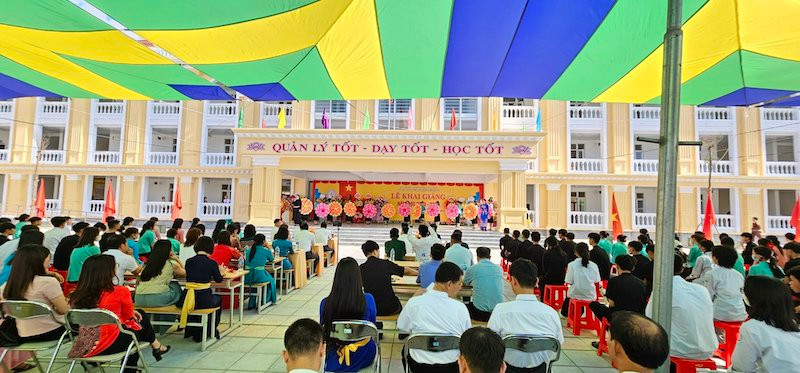 Lễ khai giảng năm học mới của thầy và trò Trường Trung học phổ thông Bình Liêu, Quảng Ninh.