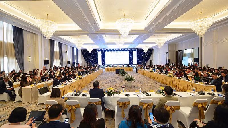 Diễn đàn “Khu công nghiệp trục cao tốc phía đông 2024 có sự tham gia đông đảo của các chuyên gia và doanh nghiệp.