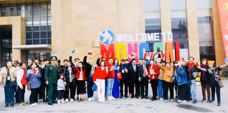 Du khách được hỗ trợ bảo đảm an ninh khi làm thủ tục xuất nhập cảnh qua Cửa khẩu Quốc tế Móng Cái, Quảng Ninh.