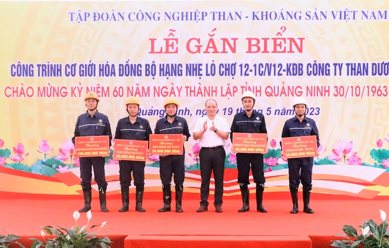 Lãnh đạo Công ty than Dương Huy tặng quà, động viên các cá nhân và tập thể có thành tích xuất sắc trong sản xuất.