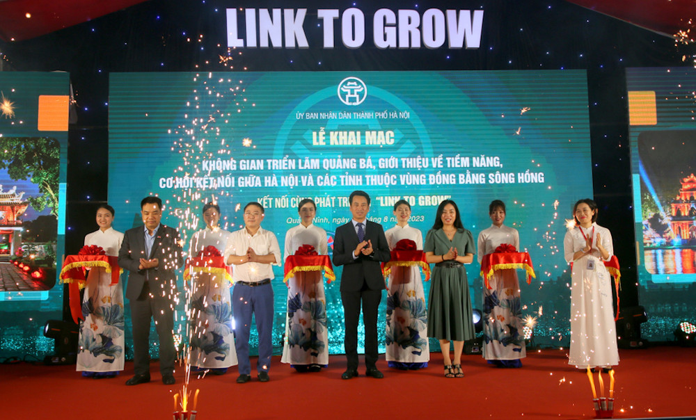 Các đại biểu cắt băng khai mạc Không gian triển lãm kết nối giữa Hà Nội và các tỉnh vùng Đồng bằng sông Hồng.