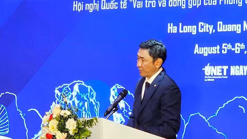 Ông Bolat Akchulakov, Chủ tịch Liên hiệp các hội UNESCO Thế giới phát biểu tại hội nghị.