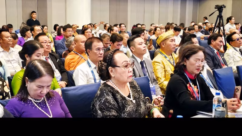 Các đại biểu tham dự hội nghị.