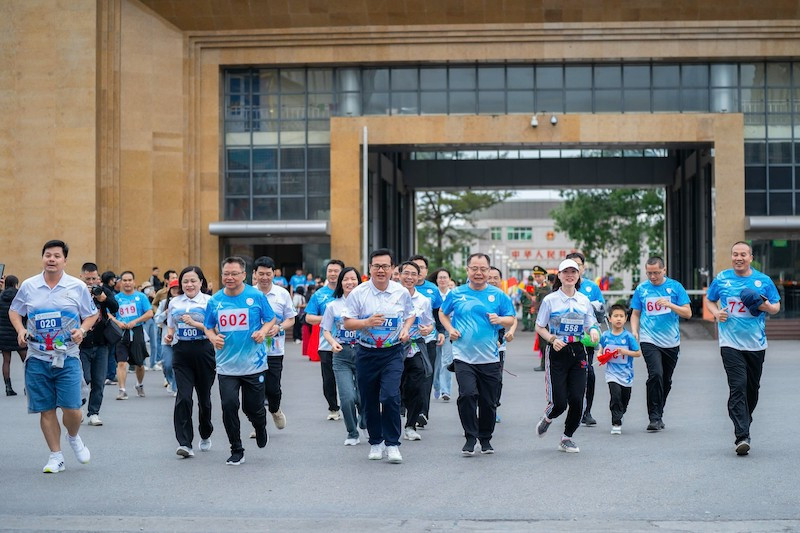 Các vận động viên tham gia hoạt động chạy xuyên biên giới Trung - Việt năm 2024.