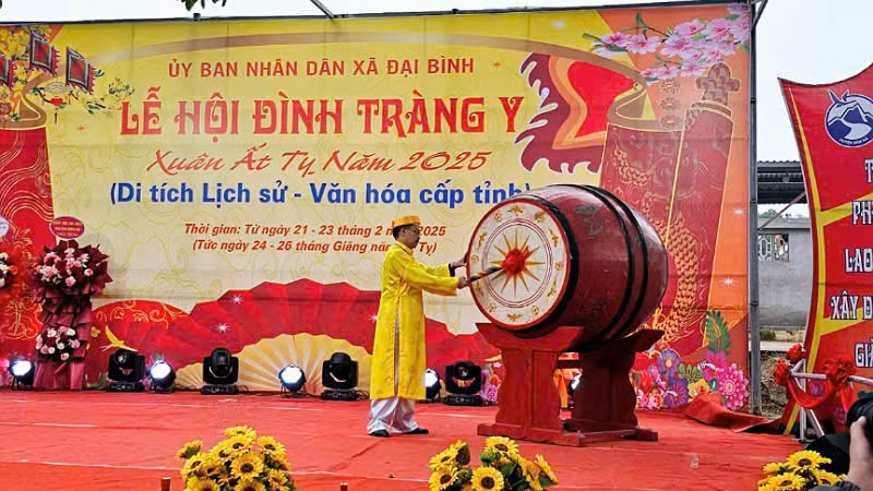 Lãnh đạo Ủy ban nhân dân xã Đại Bình, huyện Đầm Hà gióng trống khai hội.