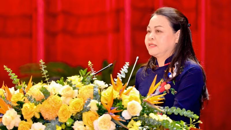 Đồng chí Nguyễn Thị Thu Hà, Phó Chủ tịch, Tổng thư ký Ủy ban Trung ương Mặt trận Tổ quốc Việt Nam phát biểu tại đại hội.