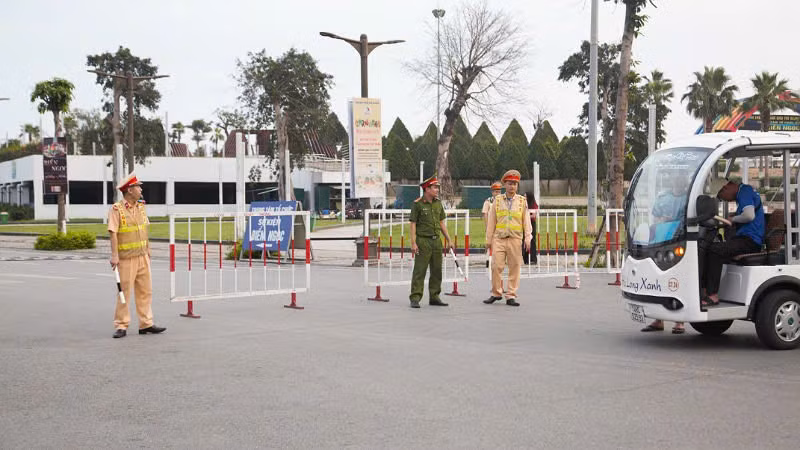 Các chốt kiểm soát được triển khai từ sớm để duy trì an toàn giao thông tại các khu vực xung yếu trên địa bàn thành phố Hạ Long.