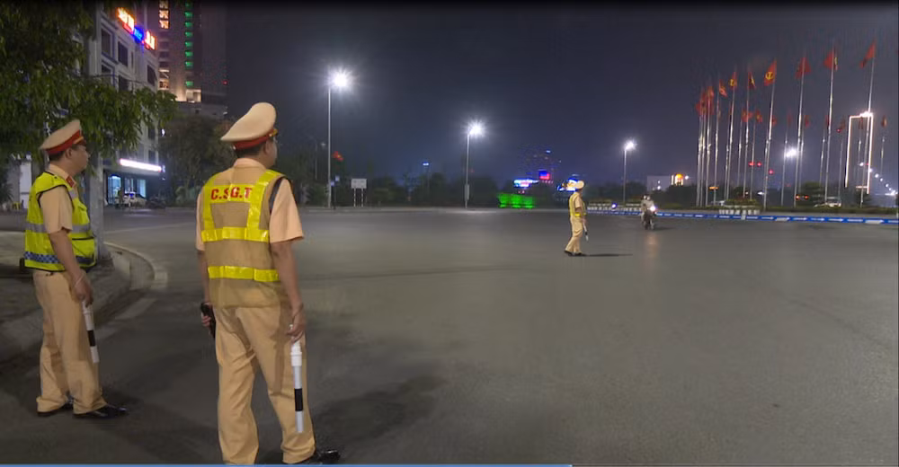 Lực lượng Cảnh sát giao thông tổ chức điều tiết, phân luồng từ xa để tránh ùn tắc giao thông.