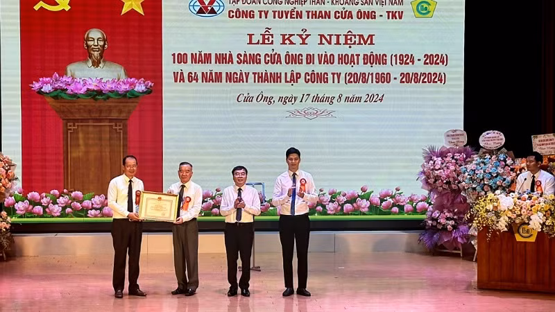 Tập đoàn Công nghiệp Than-Khoáng sản Việt Nam tặng Bằng khen cho Công ty Tuyển than Cửa Ông.