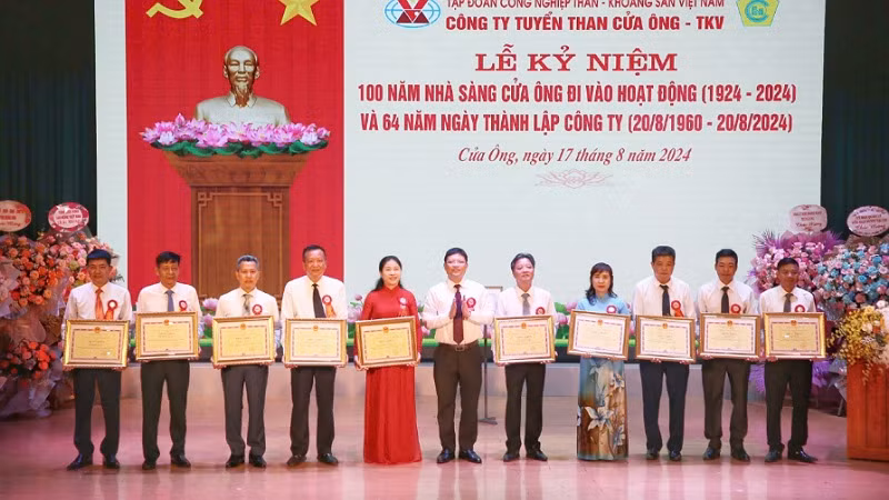 Ủy ban nhân dân tỉnh tặng Bằng khen cho các cá nhân có thành tích xuất sắc, đóng góp cho sự phát triển của Công ty Tuyển than Cửa Ông.