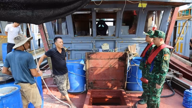 Bộ đội Biên phòng Cô Tô tuyên truyền vận động người dân đưa phương tiện về bờ tránh trú bão số 3 an toàn.