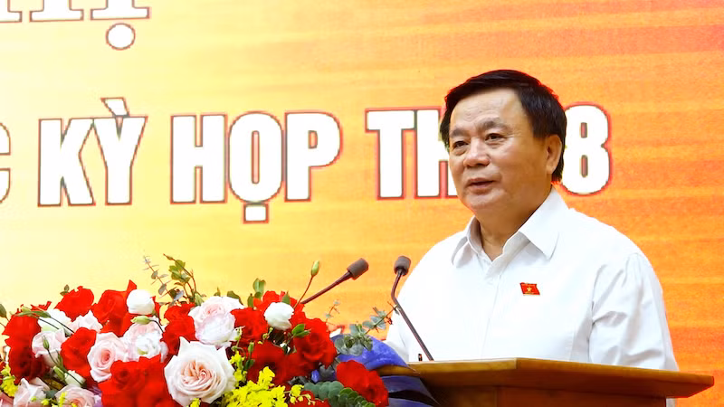 Đồng chí Nguyễn Xuân Thắng phát biểu tại buổi tiếp xúc cử tri thành phố Cẩm Phả.