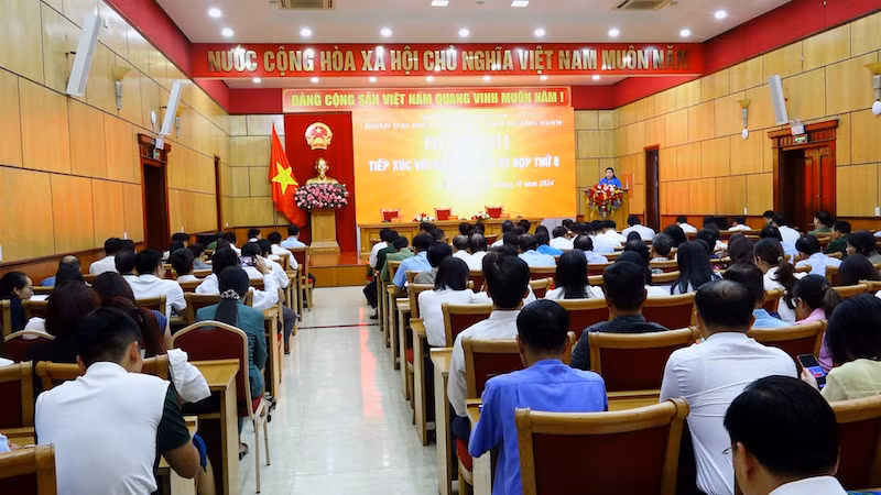 Quang cảnh buổi tiếp xúc cử tri tại thành phố Cẩm Phả, Quảng Ninh.